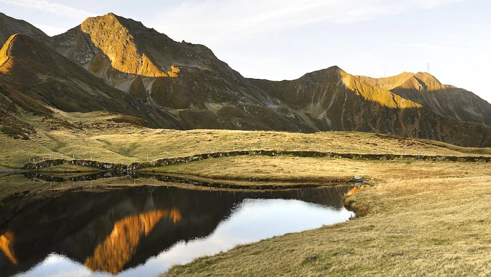 Berglandschaft mit See und reflektierenden Gipfeln in Saalbach Hinterglemm